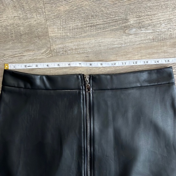 Guess faux leather skirt NWT Medium Front Zip - Picture 7 of 7